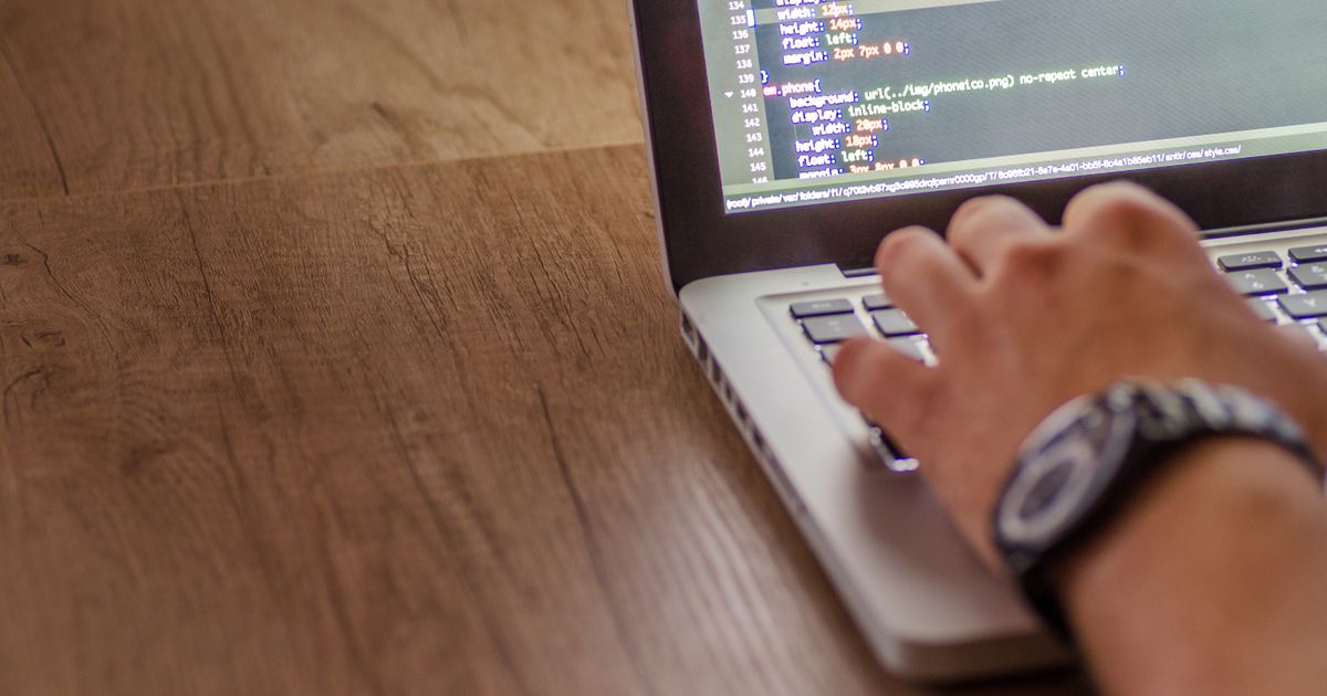 Empresas cambian Salesforce por software a medida hecho con IA: qué significa para tu pyme